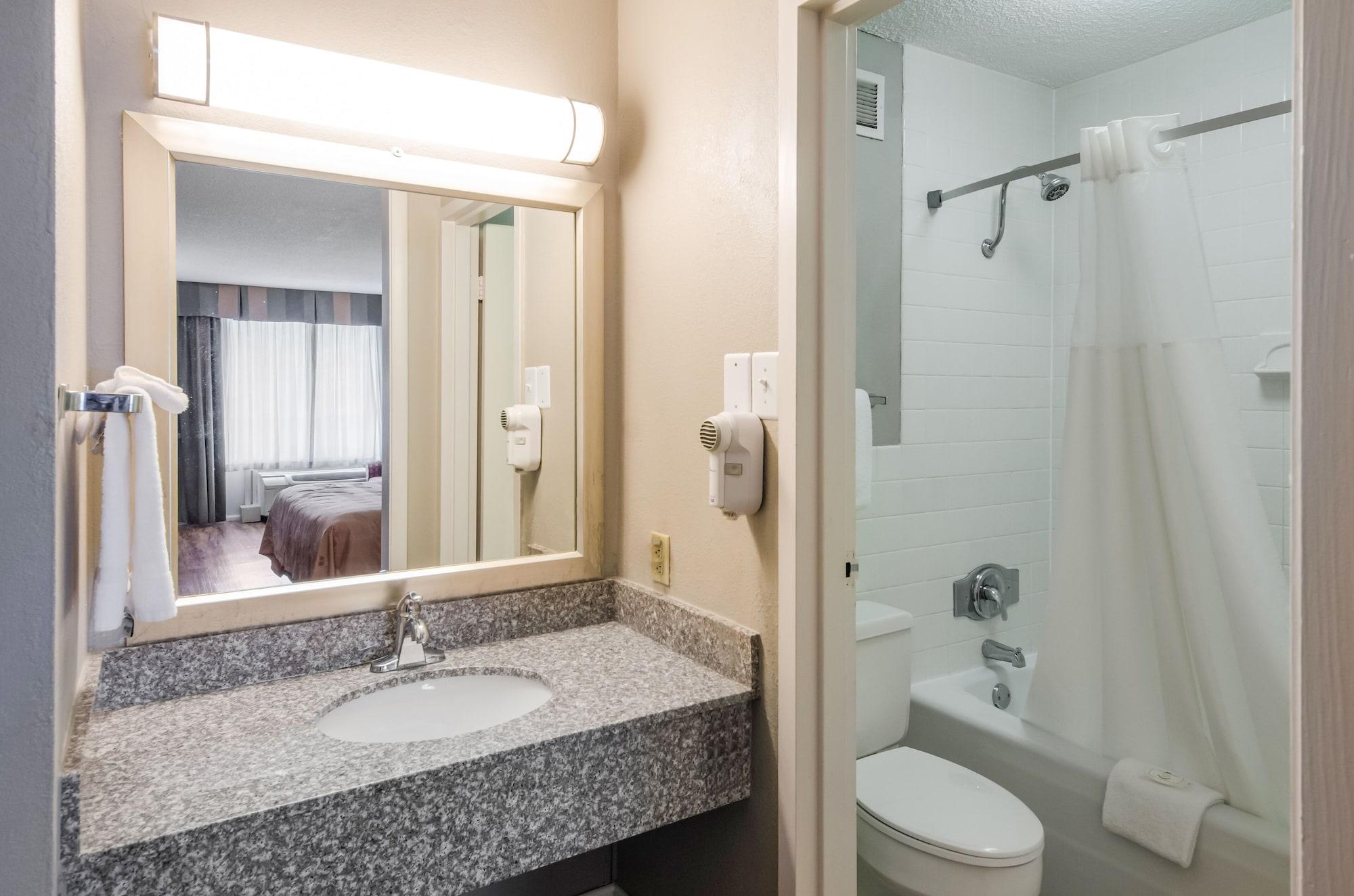 Quality Inn Roanoke Airport Екстериор снимка