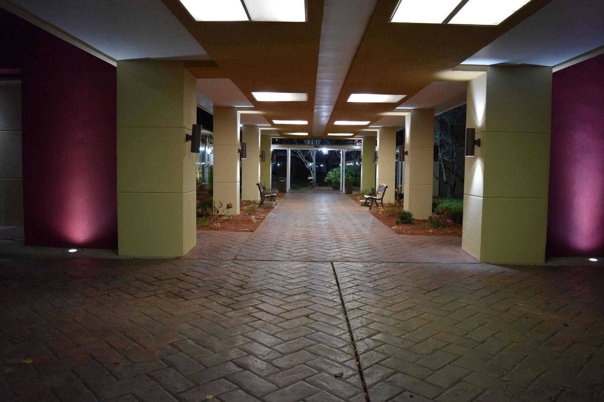 Quality Inn Roanoke Airport Екстериор снимка