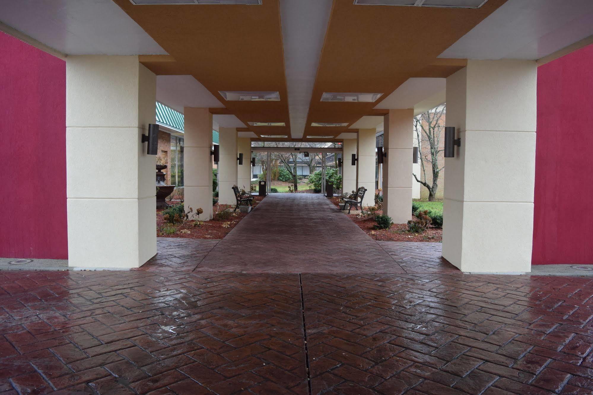 Quality Inn Roanoke Airport Екстериор снимка